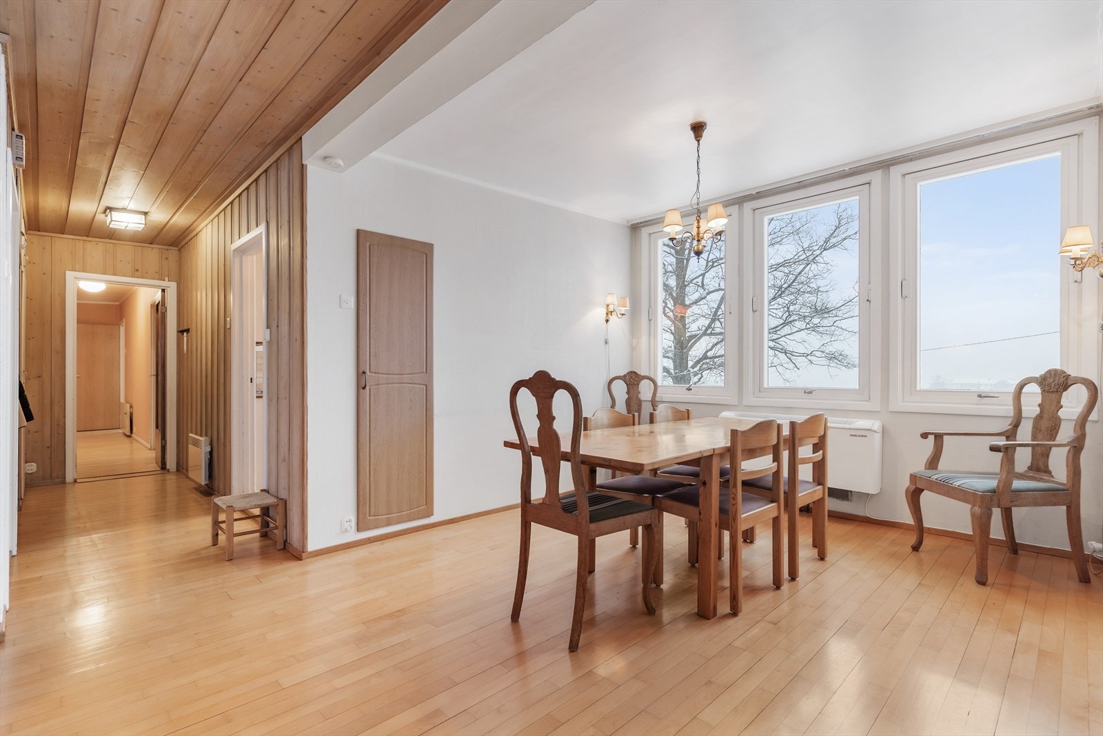 Spisestuen ligger praktisk vegg i vegg med kjøkkenet, og har flott utsikt til fjorden. Galleribilde