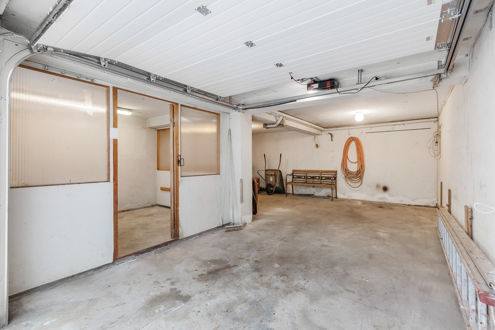 Garasje med innvendig snekkerbod. Galleribilde