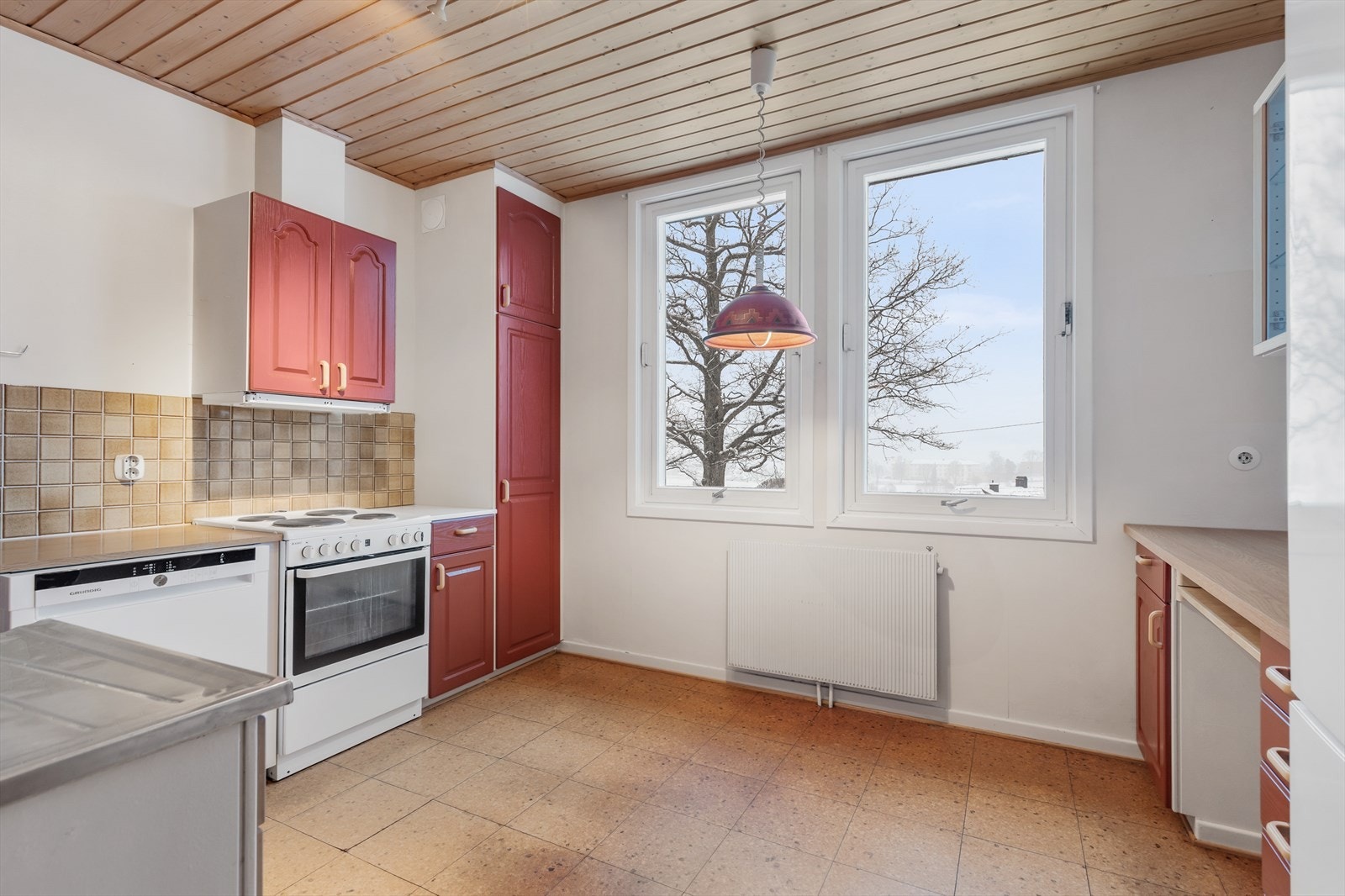 På kjøkkenet er det plass til et frokostbord hvor utsikten kan nytes. Galleribilde