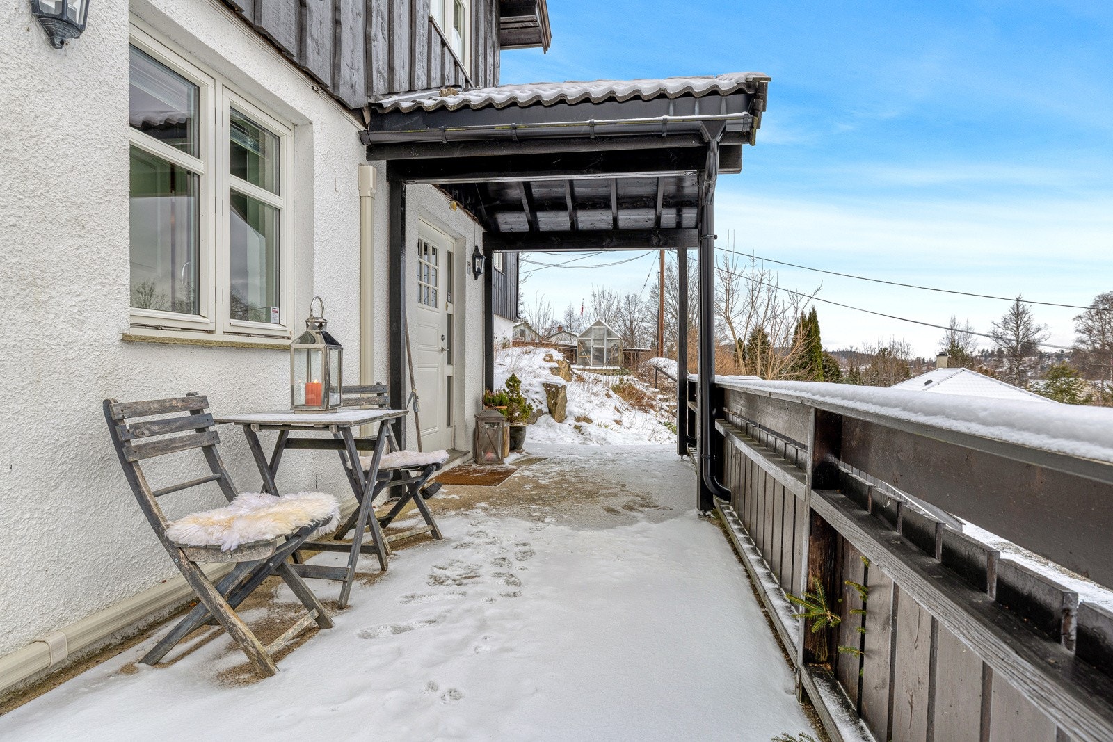 Liten terrasse ved hovedinngangen Galleribilde