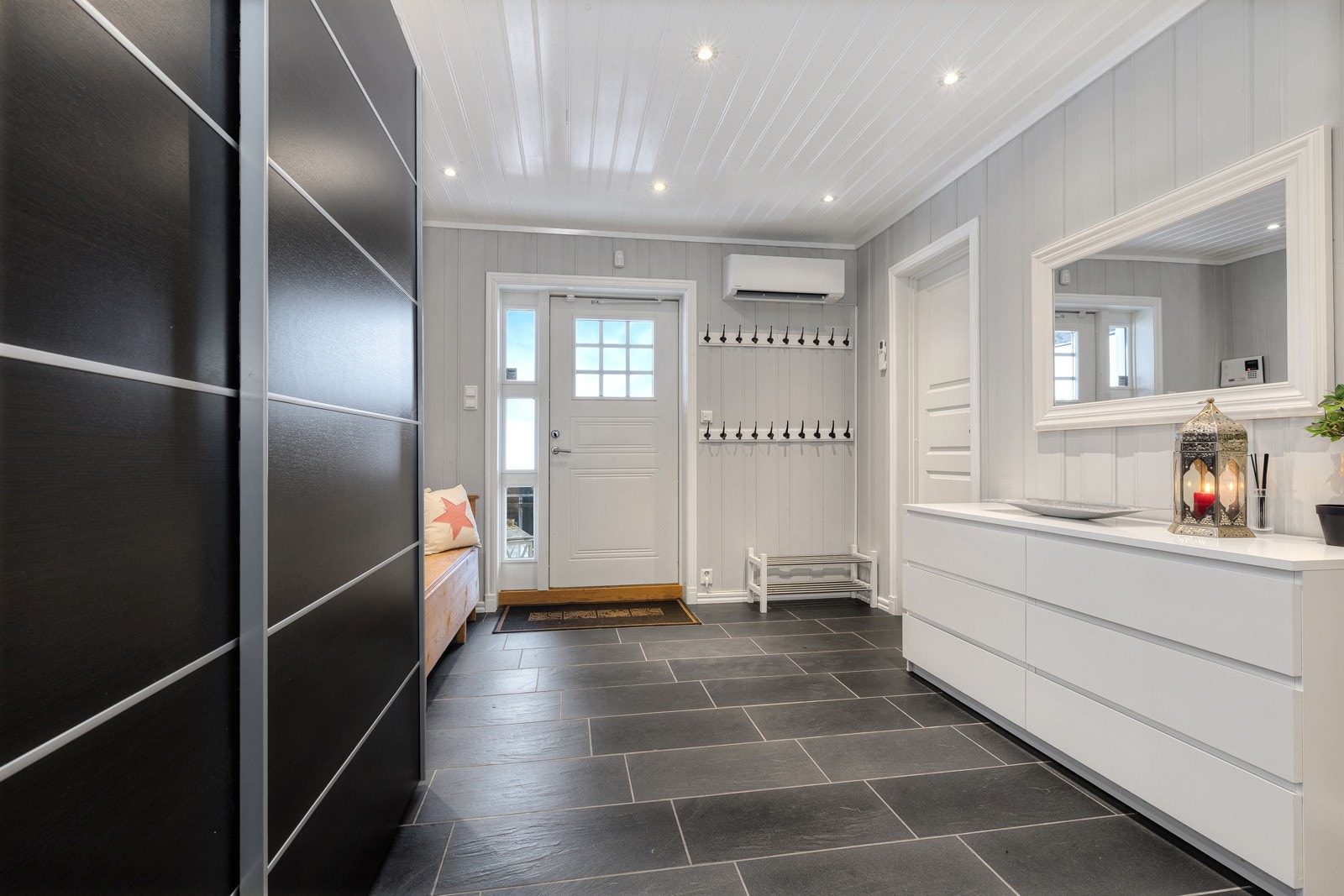 Gang/hall, flislagt gulv og garderobeskap Galleribilde