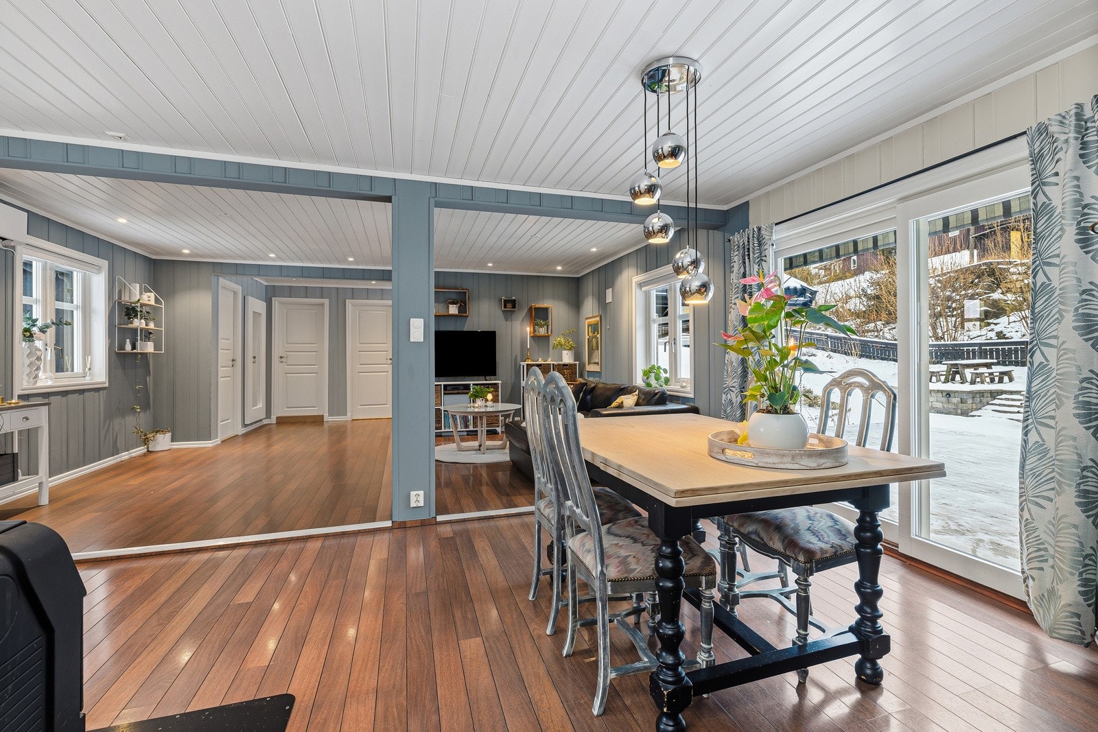 Spisestue med heve skyvedør ut på terrassen. Galleribilde