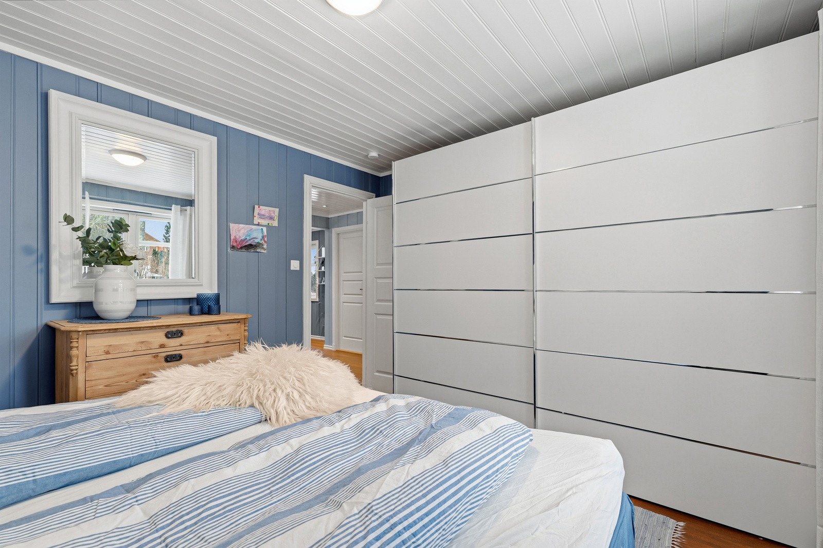 Godt med garderobeskap på hovedsoverommet. Galleribilde