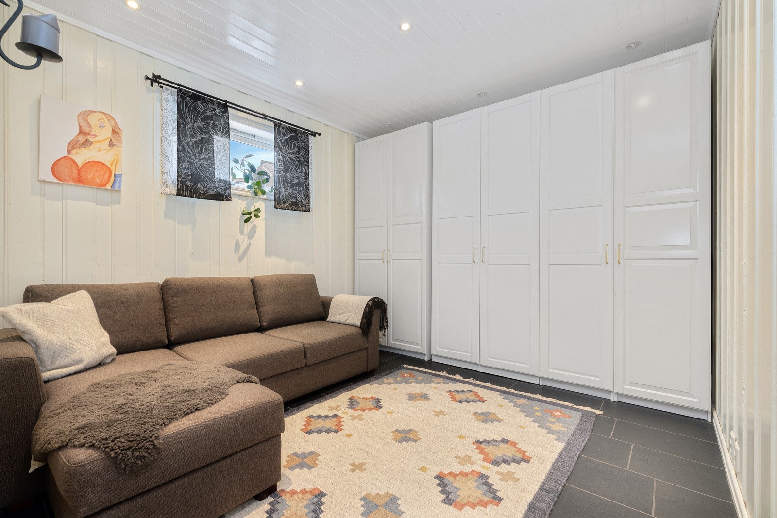 Kjellerstue med diverse garderobeskap Galleribilde