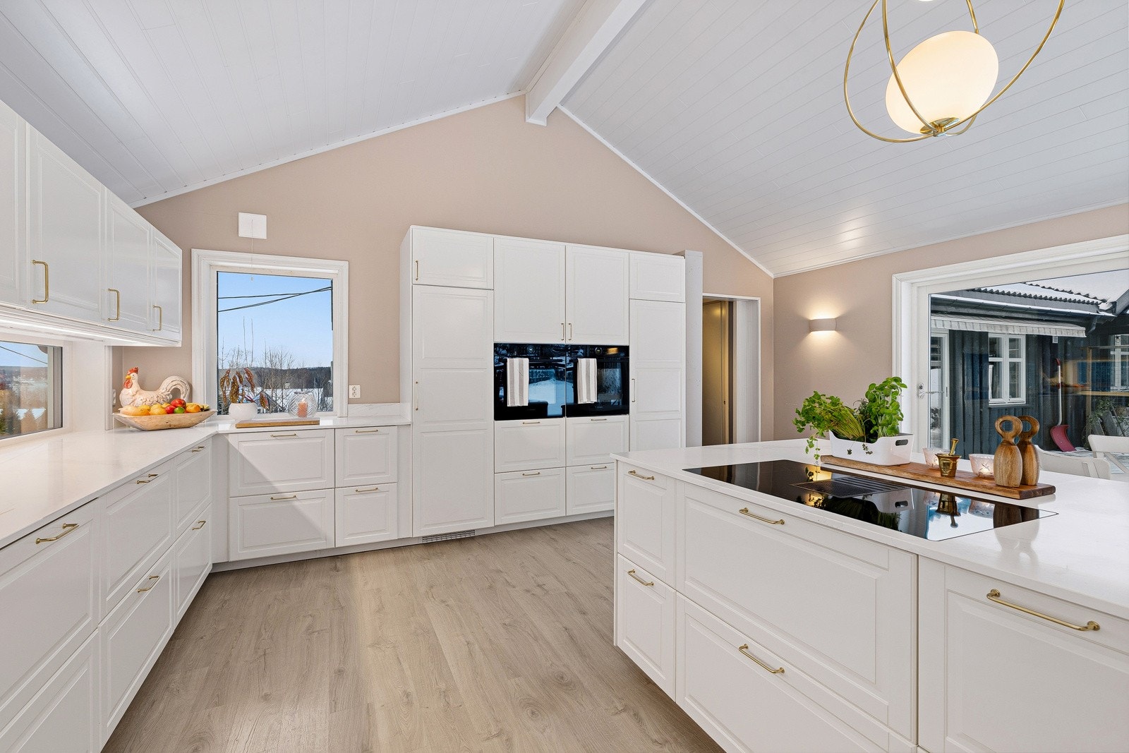 Masse skap og skuffer samt god benkeplass Galleribilde