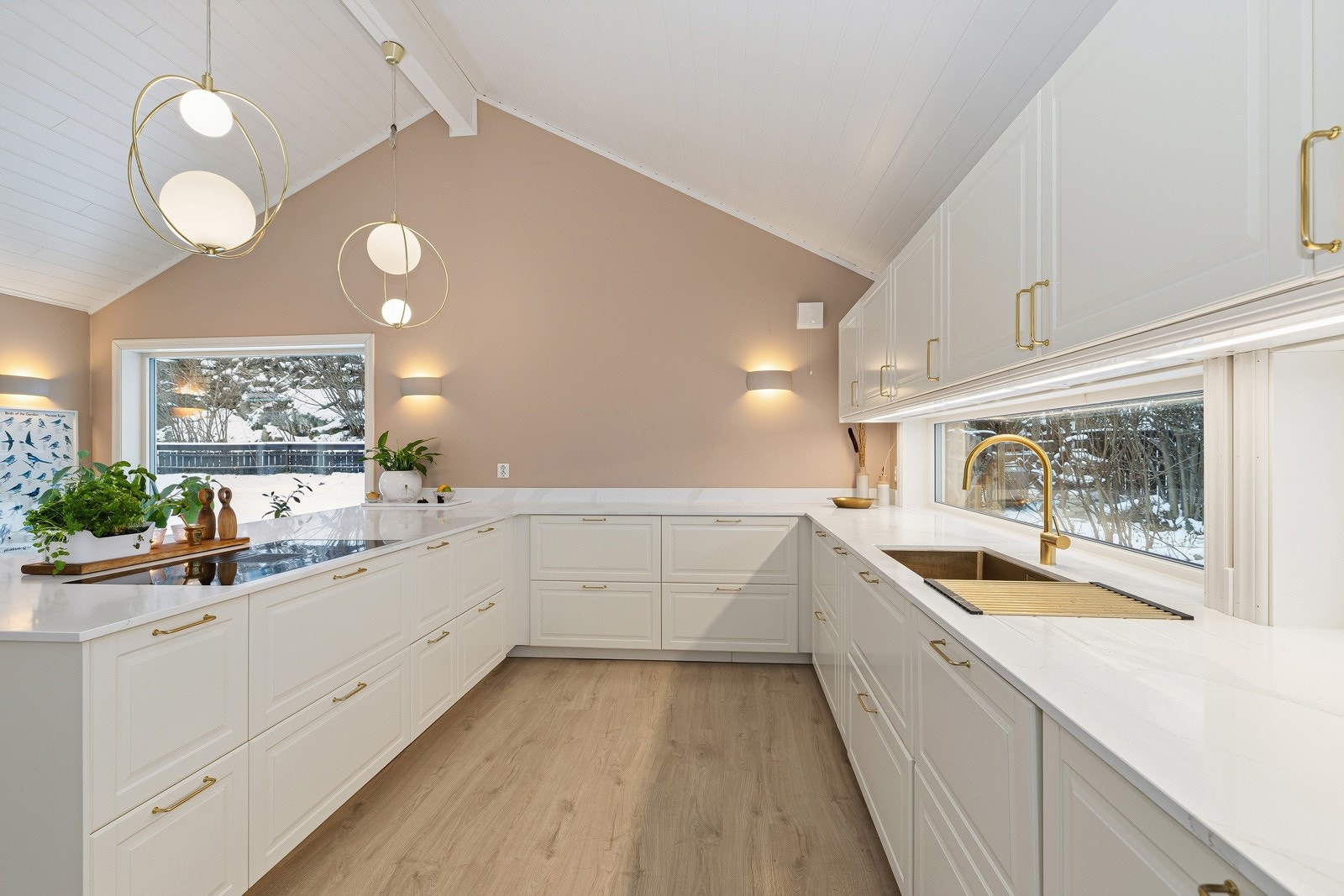 Lekkert moderne kjøkken i lyse farger. Galleribilde