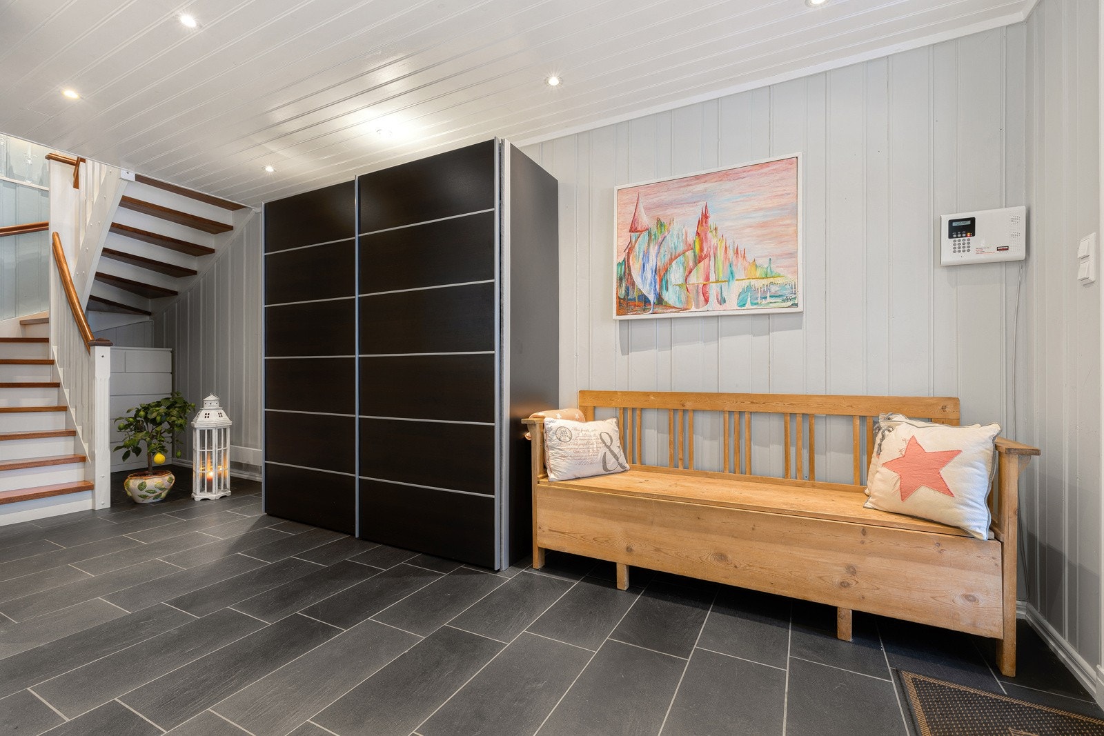 Romslig hall med garderobeskap Galleribilde