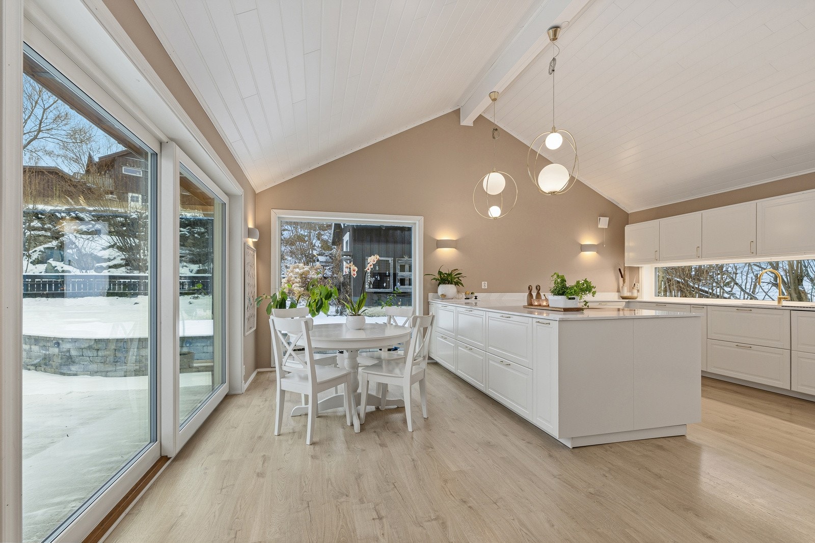 Heve skyvedører ut på terrassen fra kjøkkenet. Galleribilde