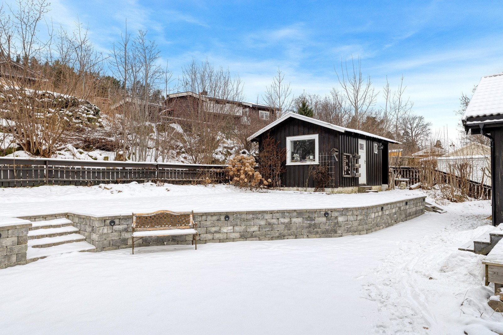 Uteområde med forstøtningsmurer og anneks Galleribilde