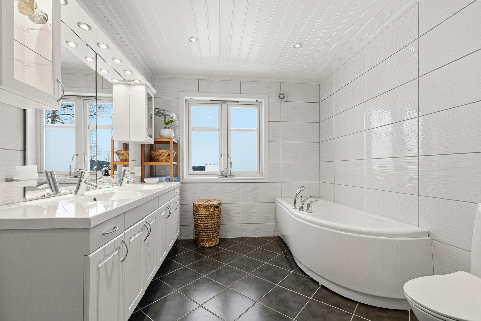 Badet er flislagt og med varme i gulv Galleribilde