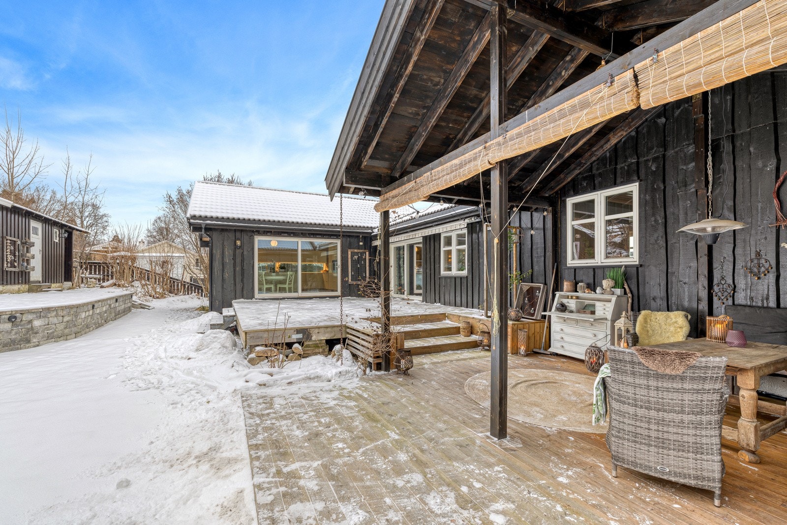 Delvis overbygget og skjermet uteplass. Galleribilde