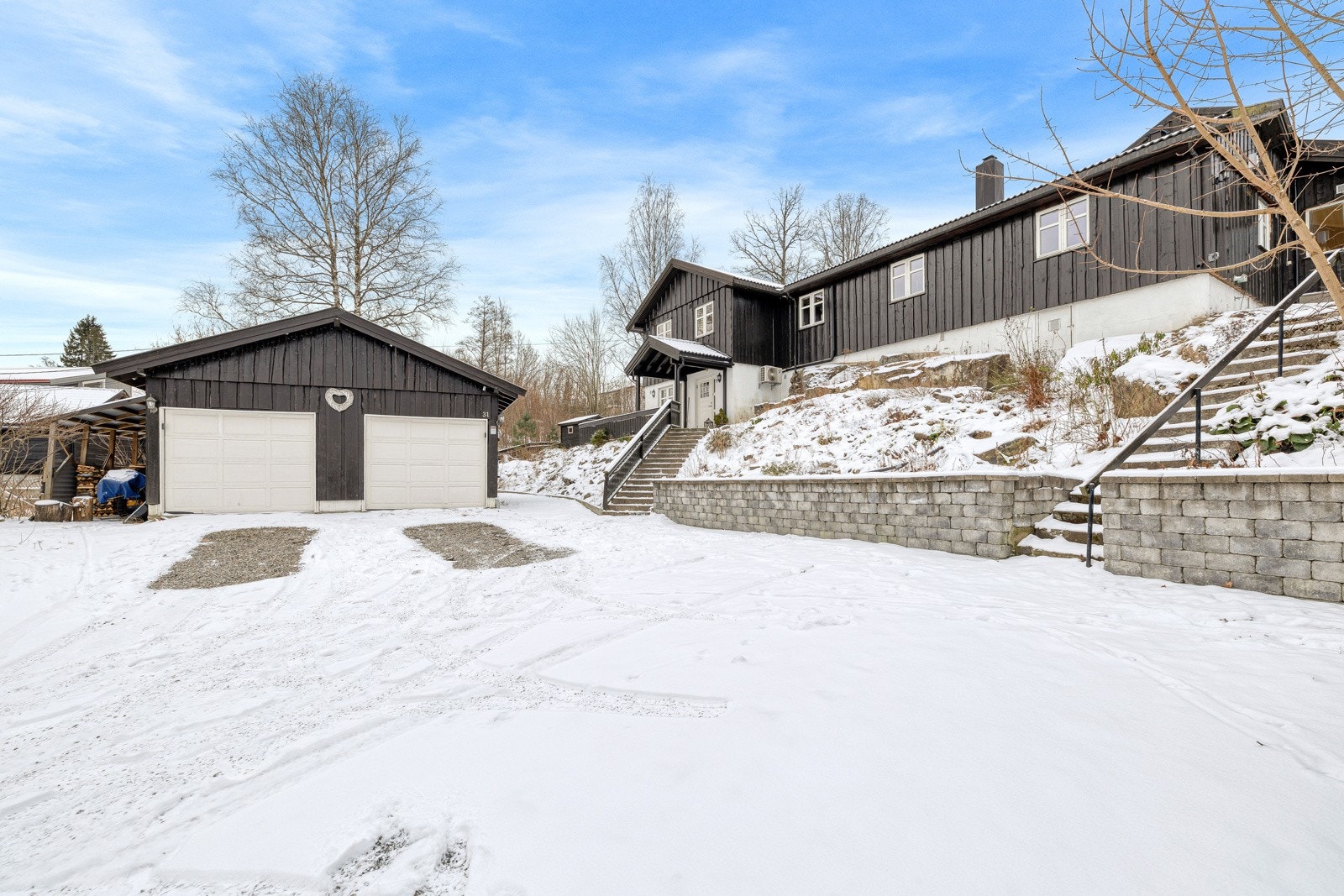 Romslig gårdsplass og dobbelgarasje. Galleribilde