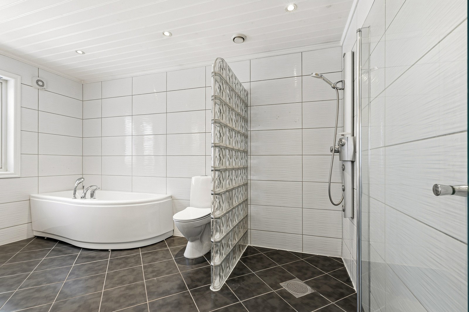 Bad/wc med badekar og dusjavdeling Galleribilde