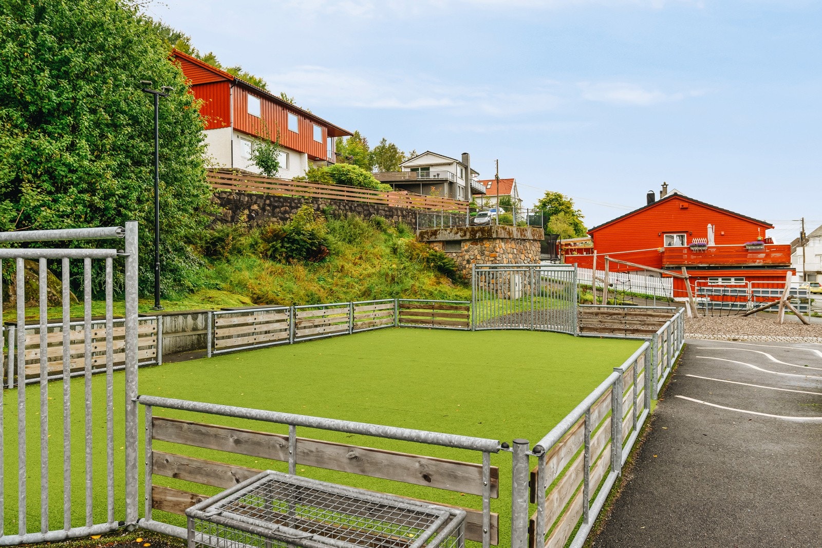 - I gaten finner man også fotballbane som både store og små kan få utløp for energien - Galleribilde