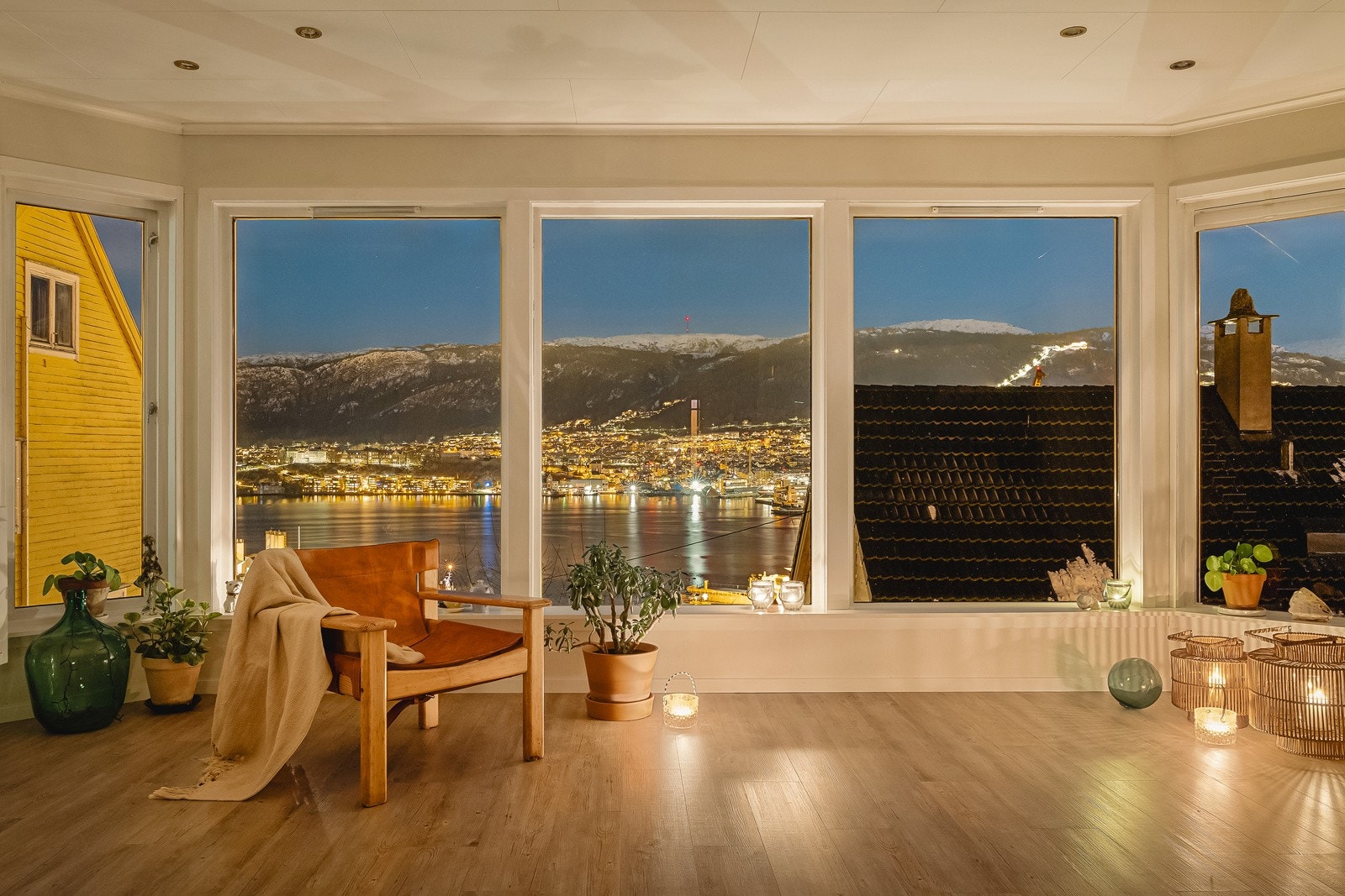 - Utsikten kan nytes fra store vindusflater i flere av rommene i huset - Galleribilde