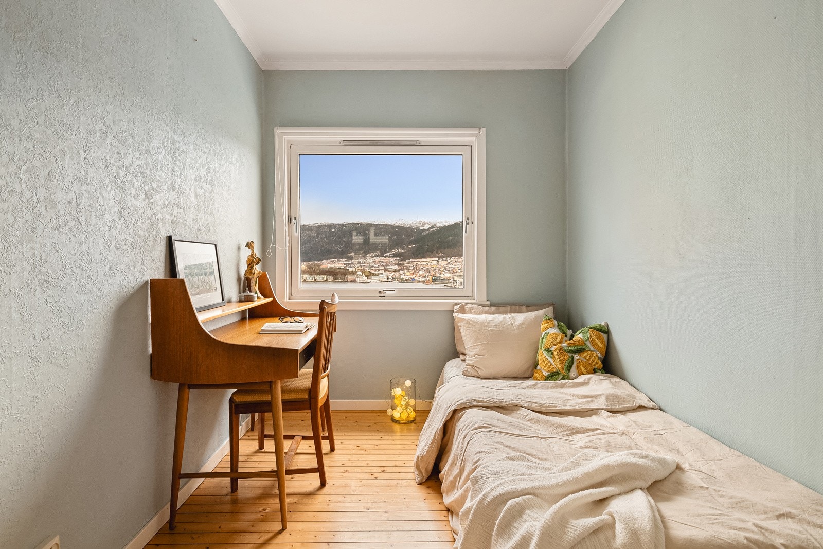 - Soverom 2 med nydelig utsikt over innseilingen - Galleribilde