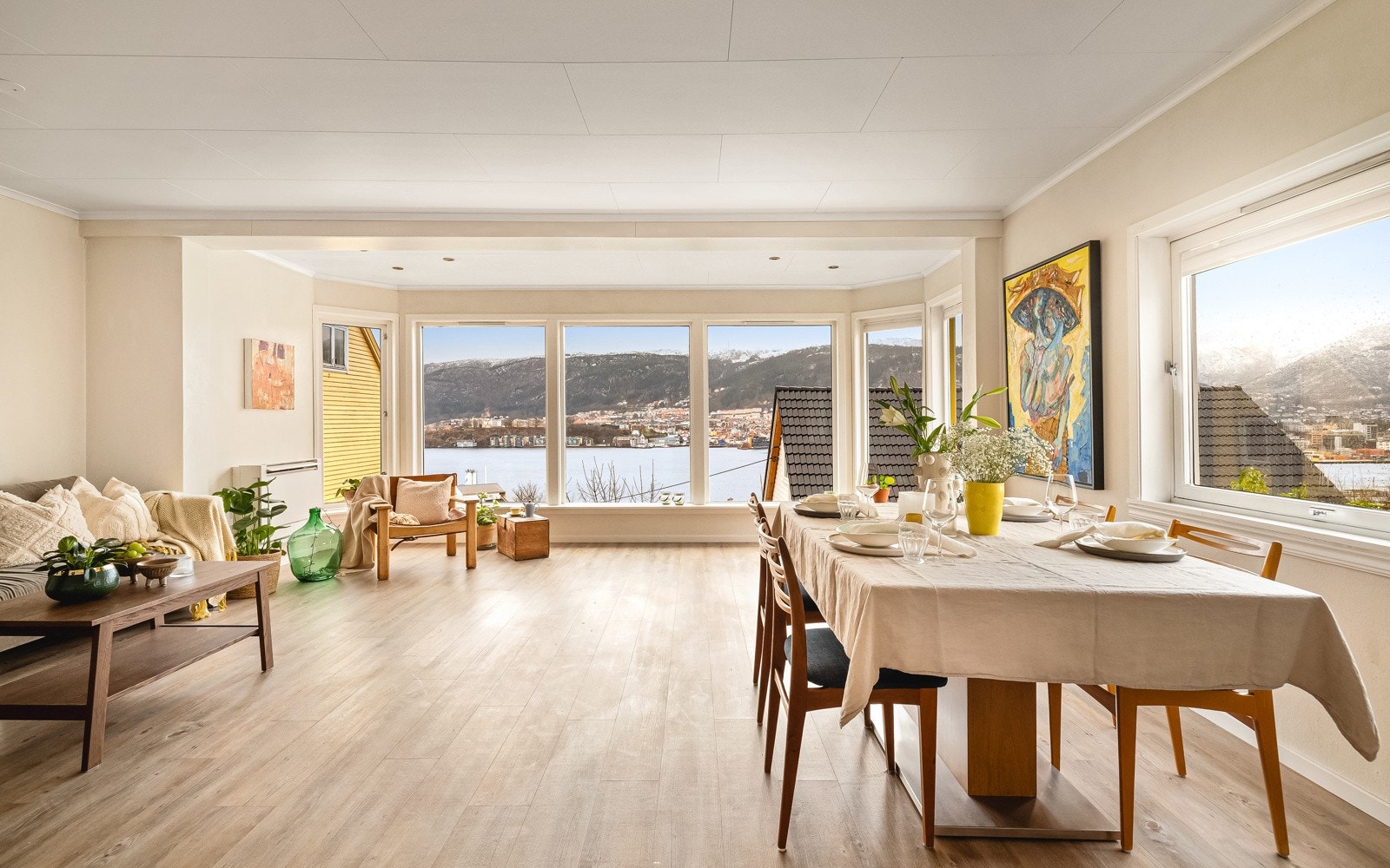 - Svært romslig og lys stue, hvor store vinduer sørger for rikelig med dagslys - Galleribilde