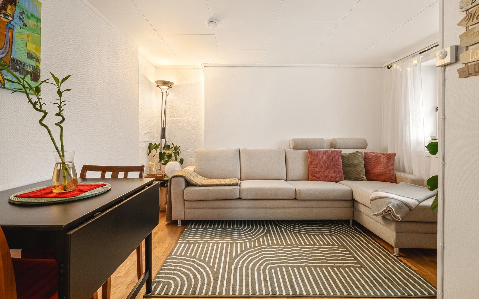 - I kjelleren finner du vaskerom, samt en innredet del med entré, bad, kjøkken, stue og sovealkove. Denne delen er ikke godkjent for varig opphold - Galleribilde