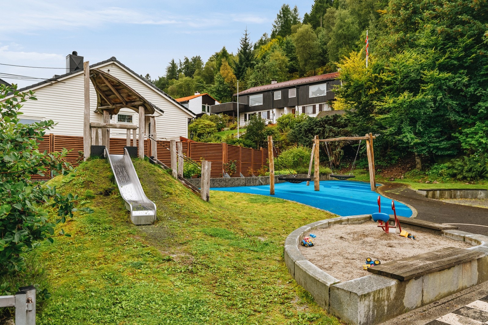- Inngjerdet lekeplass kun ett minutt unna huset - Galleribilde