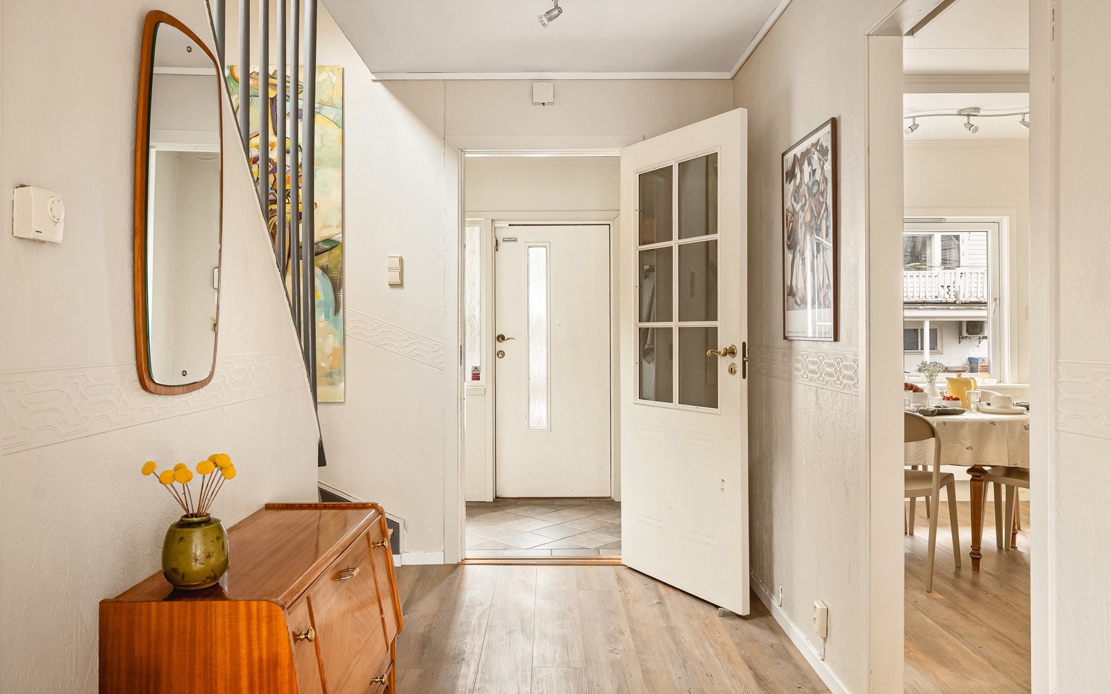 - I boligens hovedetasje møtes du av en innbydende entré med flislagt gulv, varmekabler og god plass til å henge fra seg yttertøy - Galleribilde