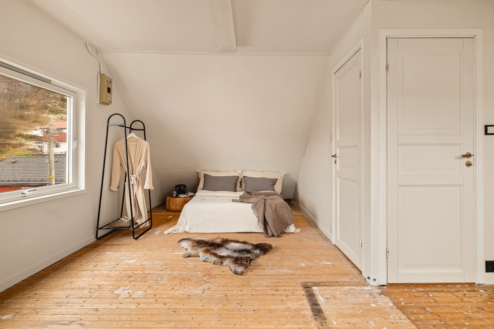 - Loftet har vært atelier og har toalett-rom og bod - Galleribilde