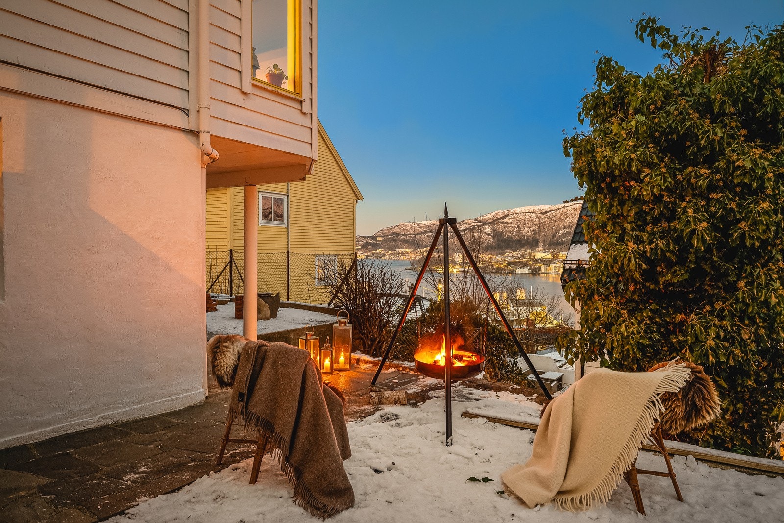 - Koselig hageflekk med ripsbærbusk, solbærbusk, rabarbra og plass til pallekarmer for dyrking av blomster og grønnsaker - Galleribilde