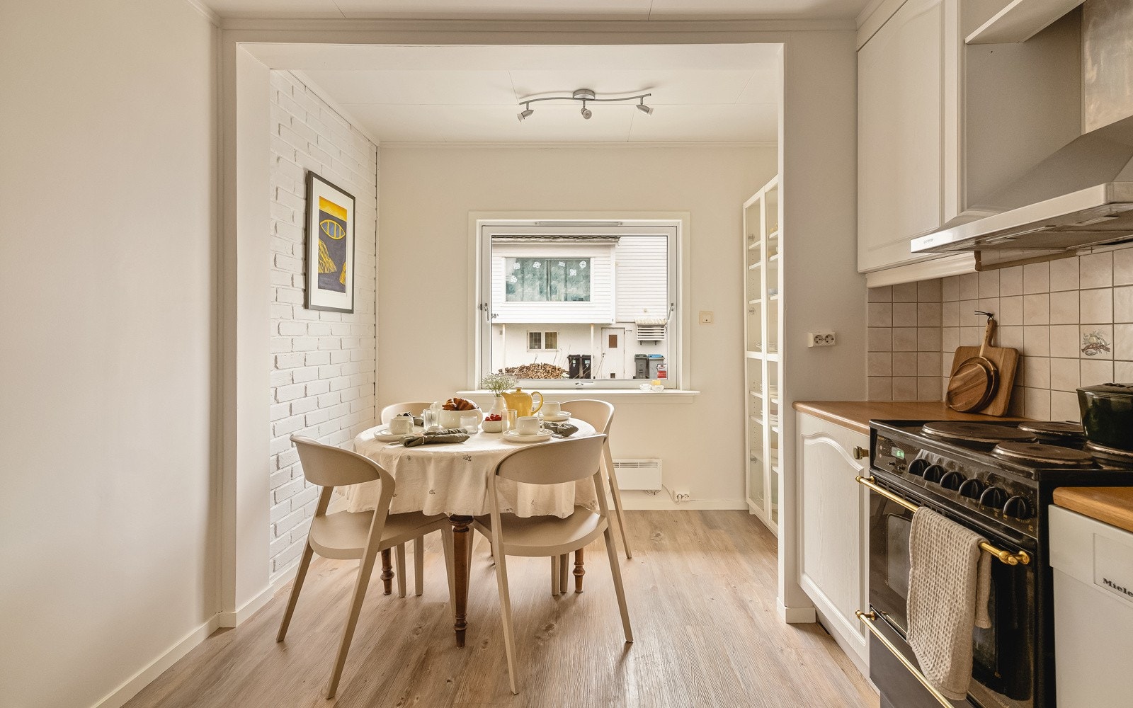 - Kjøkkenet er stort og praktisk utformet med gode oppbevaringsmuligheter og rikelig med benkeplass, i tillegg til plass til spisebord - Galleribilde