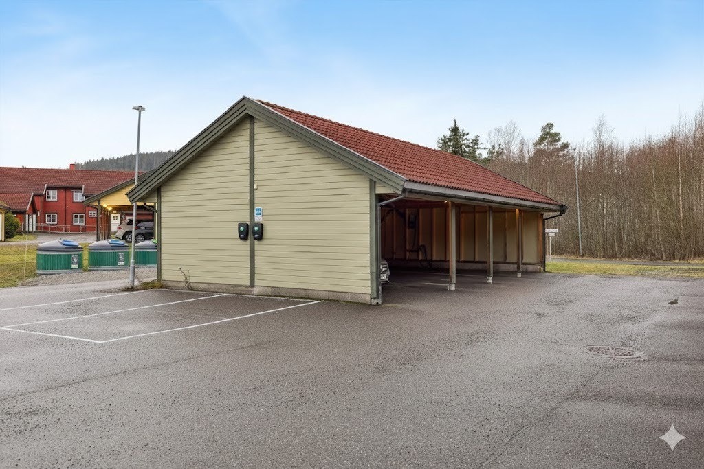 En parkeringsplass i carport. Utebod i nærhet av leiligheten. Galleribilde