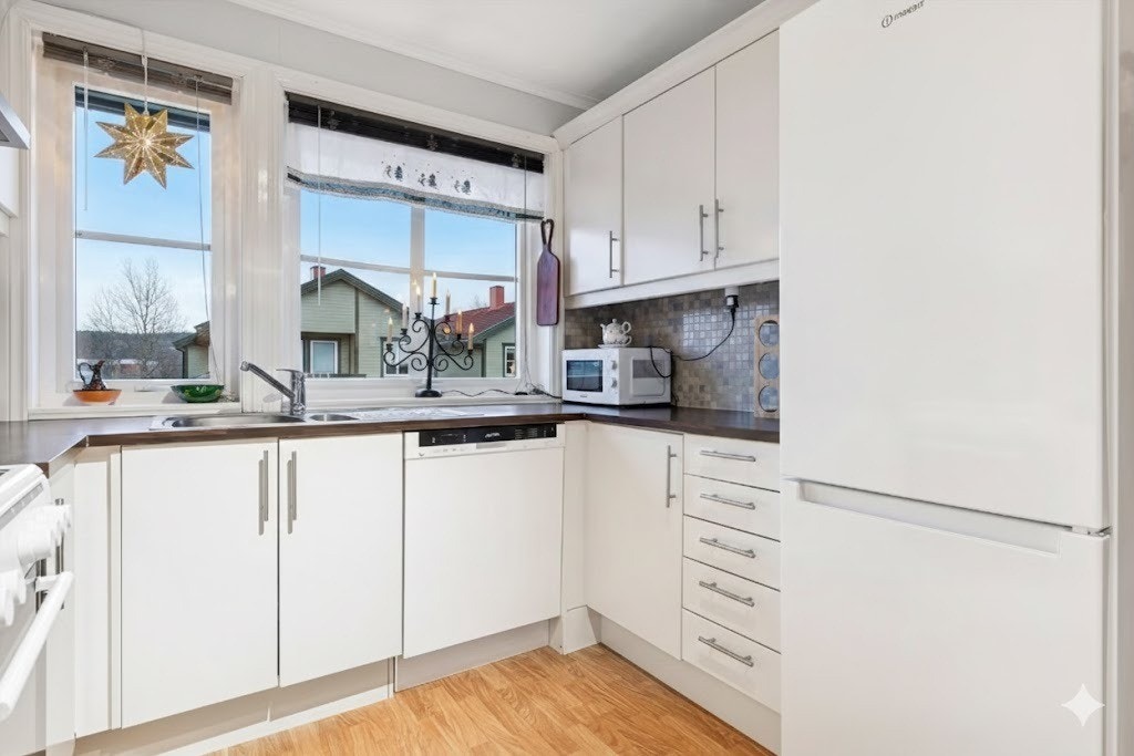 Leiligheten er umøblert. Kjøleskap medfølger ikke i leien. Galleribilde