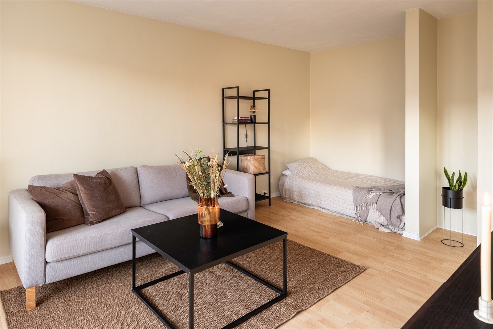 Stuen er på 18m² og har god plass til både sofa og ønsket størrelse på seng. Det er flere muligheter med møblering, hvor andre har skilt stue og soverom med for eksempel hylle eller skillevegg. Galleribilde