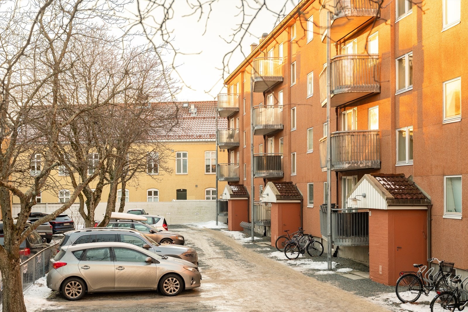 Aksjelaget har felles biloppstillingsplass utenfor hvor en kan søke til styret om å få fast plass. Det er også satt av plasser til gjesteparkering mot parkeringsbevis. Galleribilde