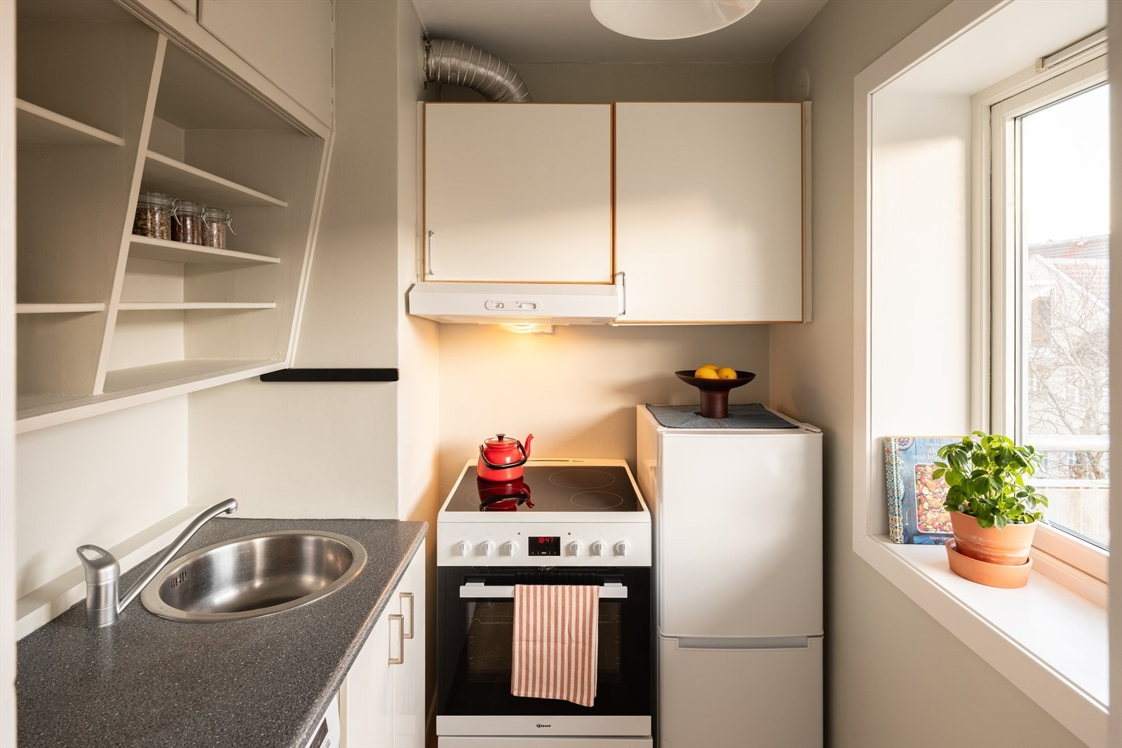 Hvitevarer som komfyr, oppvaskmaskin, kjøle- og fryseskap medfølger handelen. Galleribilde