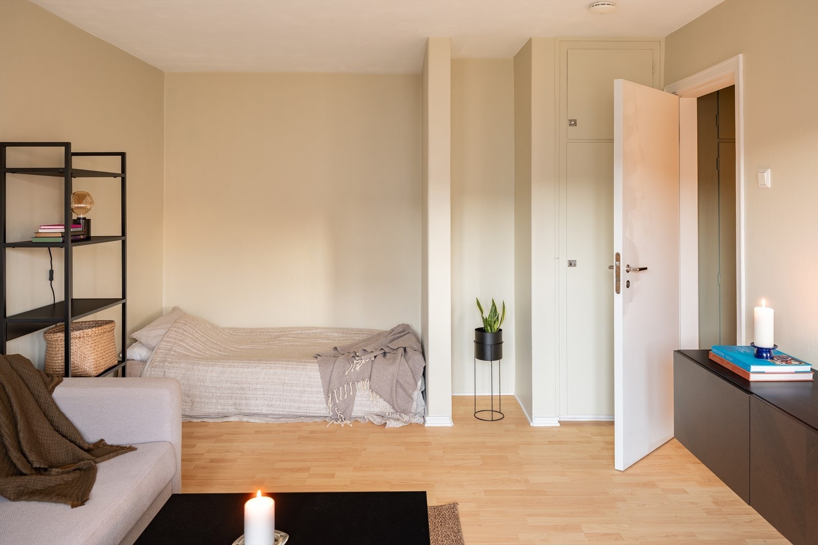 Her bor du i rusleavstand til flere av byens studiesteder, hvor NTNU Kalvskinnet er i umiddelbar nærhet, og NTNU Gløshaugen og BI er i gangavstand. Galleribilde