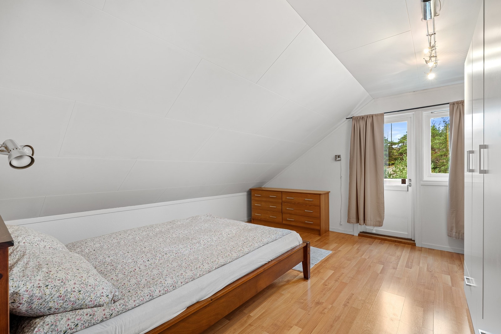 Soverom med utgang til liten balkong. Galleribilde