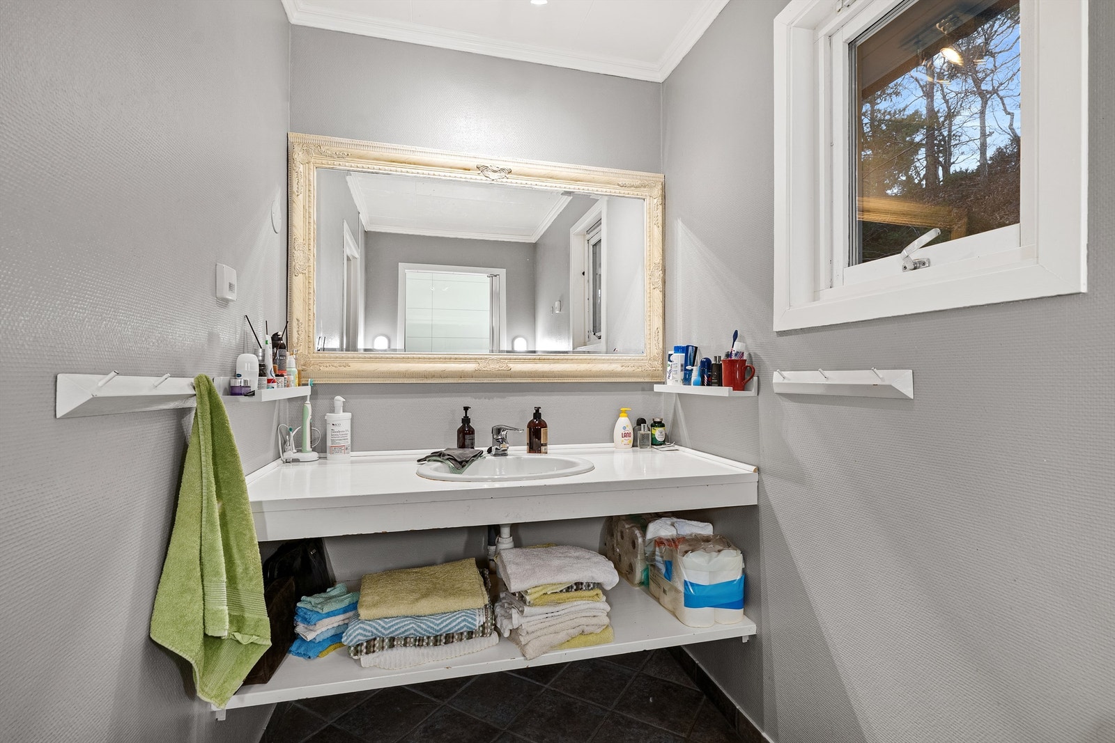 Bad med lagrinsplass og lyse overflater. Galleribilde