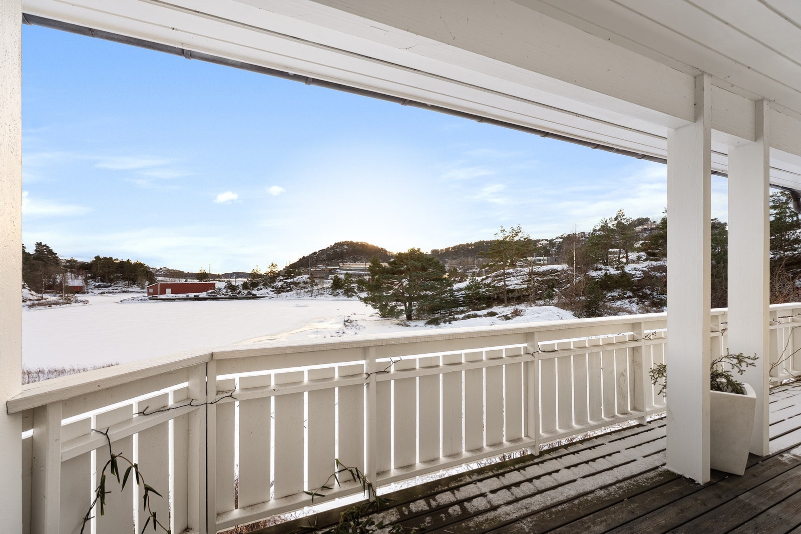 Nydelig utsikt over sjø og natur. Galleribilde