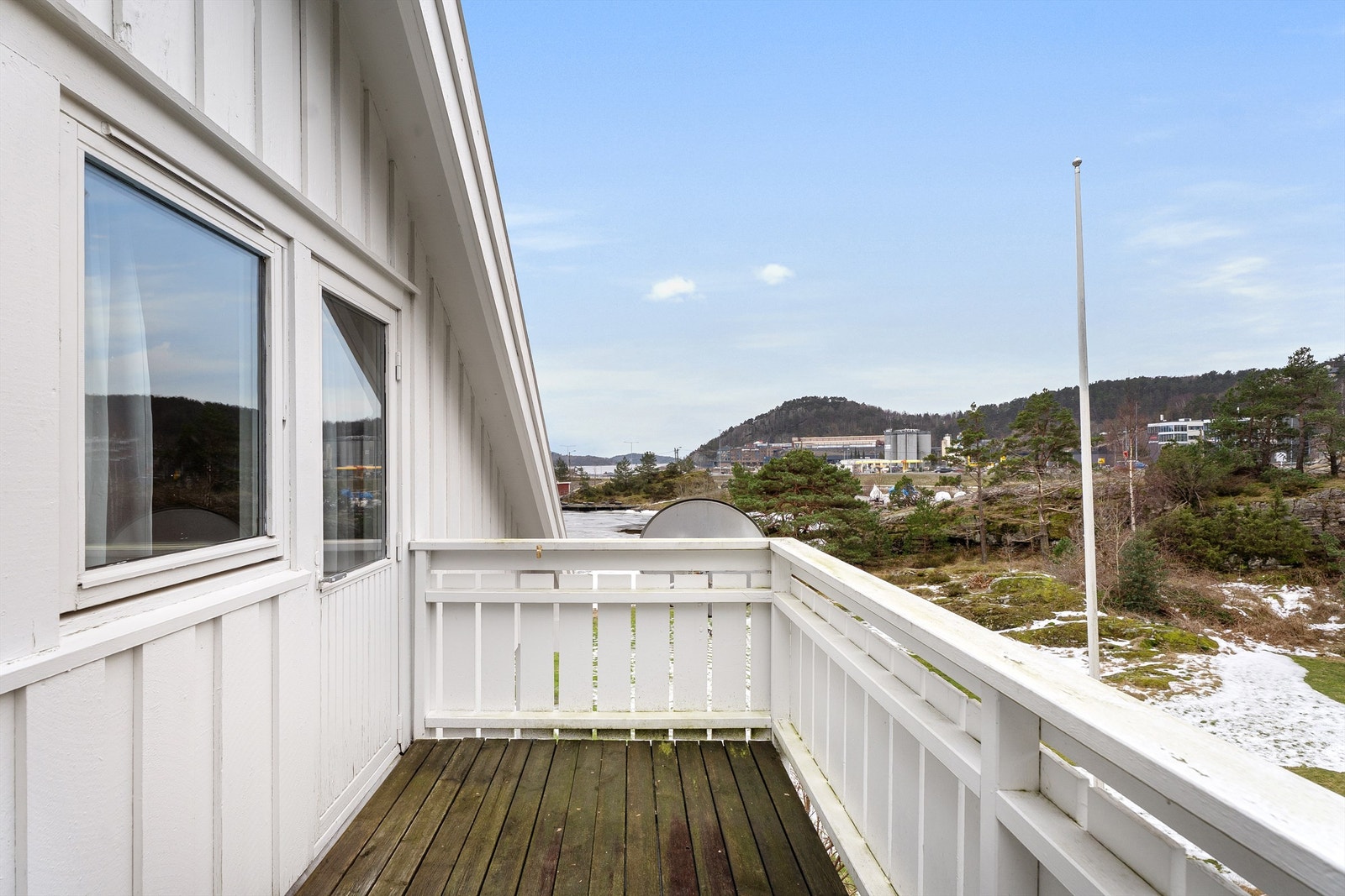 Balkong med sjø og naturutsikt. Galleribilde