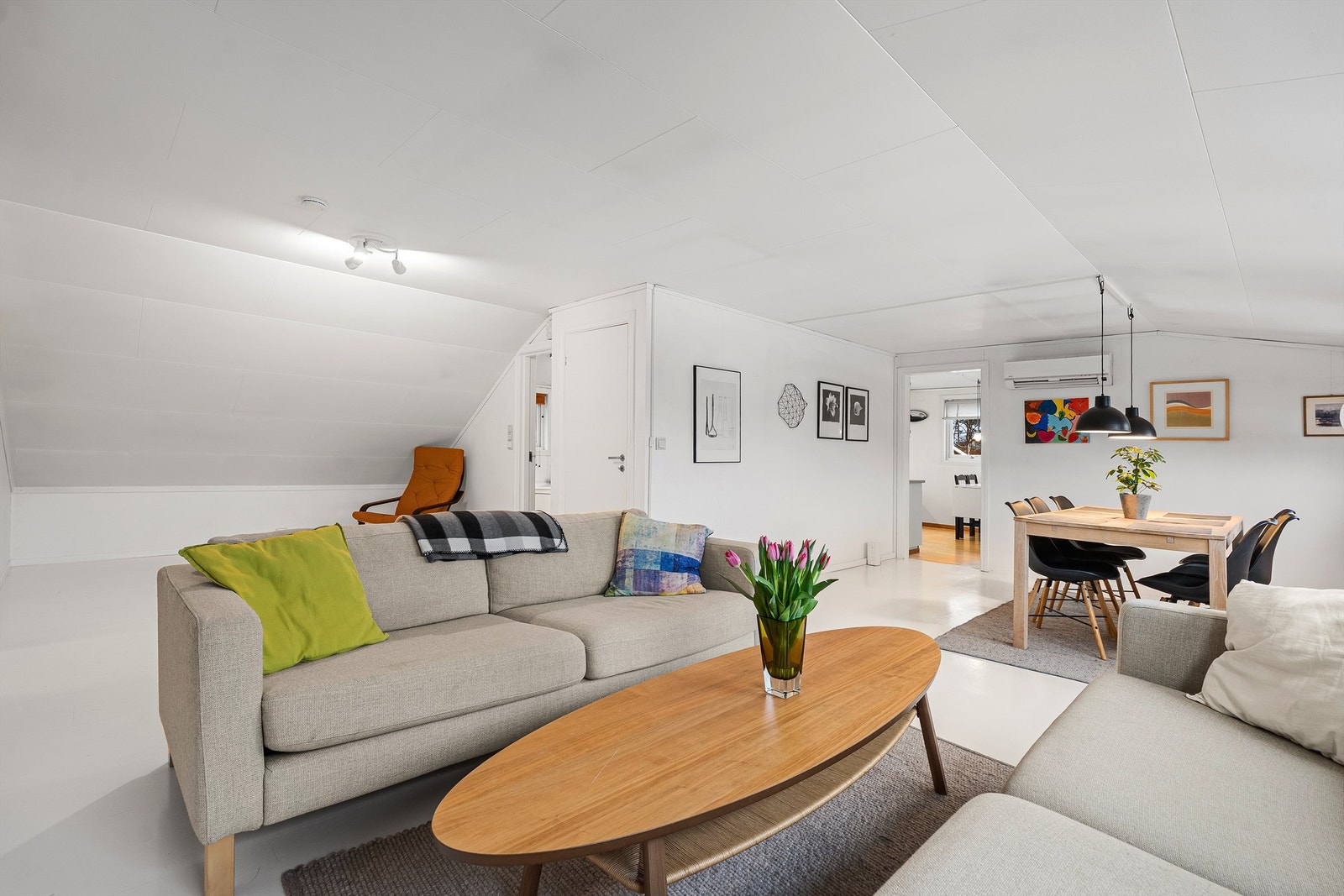 Adskilt inngang til bad fra stue. Galleribilde