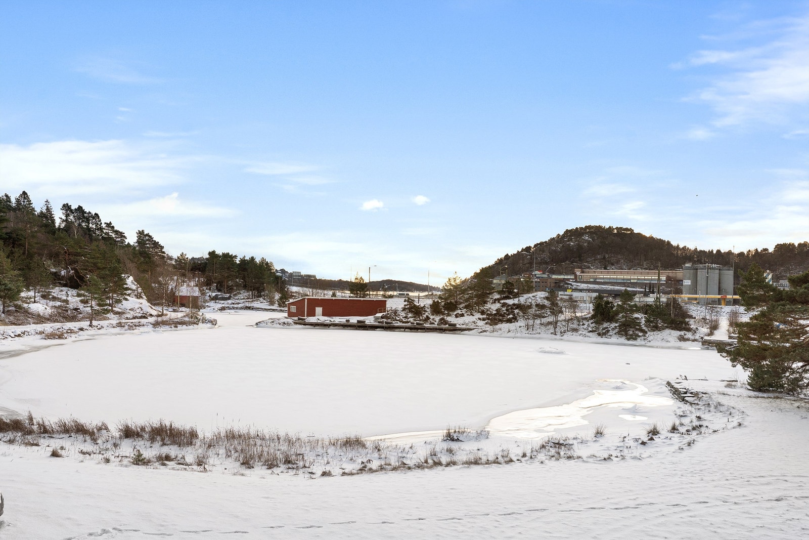 Kort vei til sjø og kystmiljø med gode tur- og friluftsmuligheter. Galleribilde