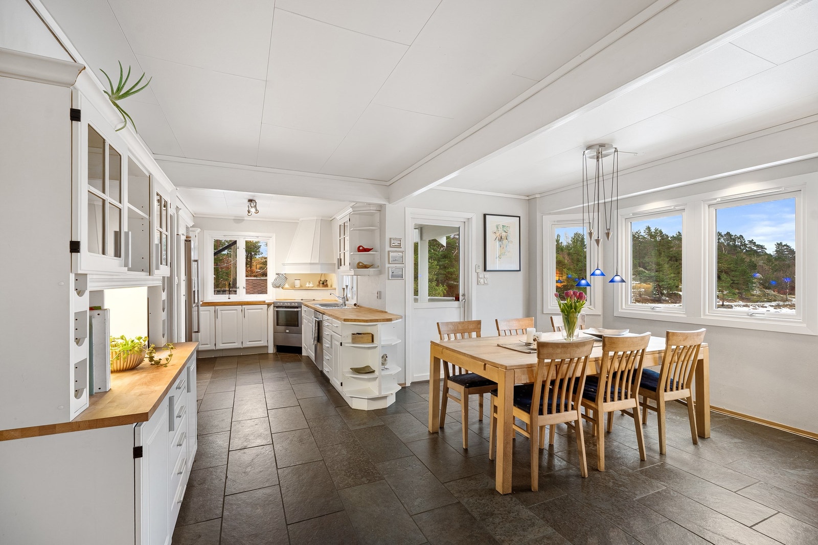 God sammenheng mellom kjøkken og spiseplass gjør rommet velegnet for sosiale sammenkomster. Galleribilde