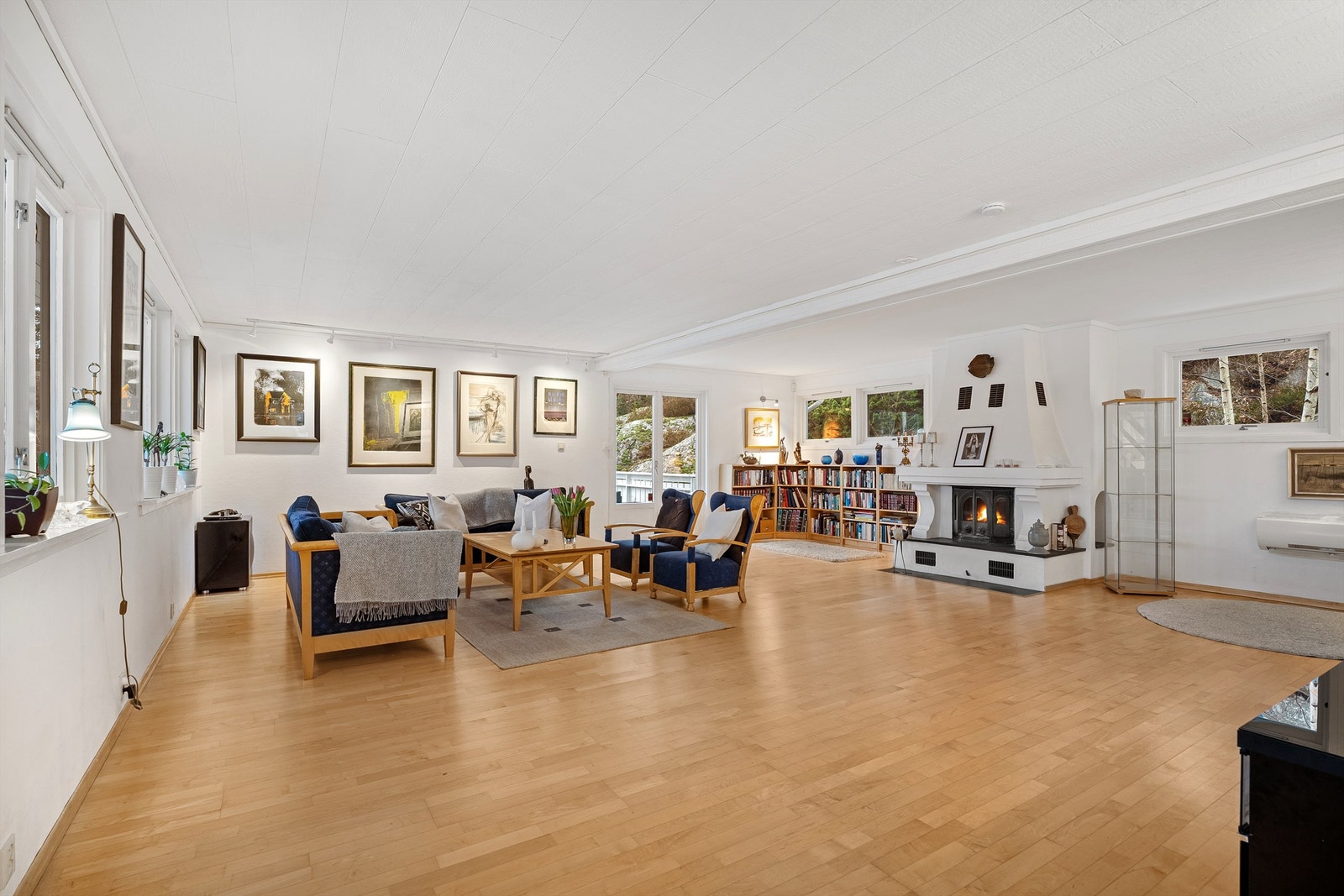 Stuen er utstyrt med peis som bidrar til lun stemning og ekstra komfort. Galleribilde