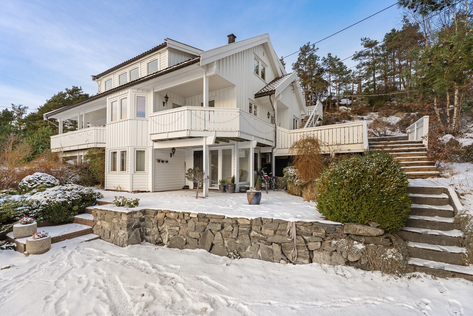 Romslige utearealer med flere gode oppholdsplasser. Galleribilde