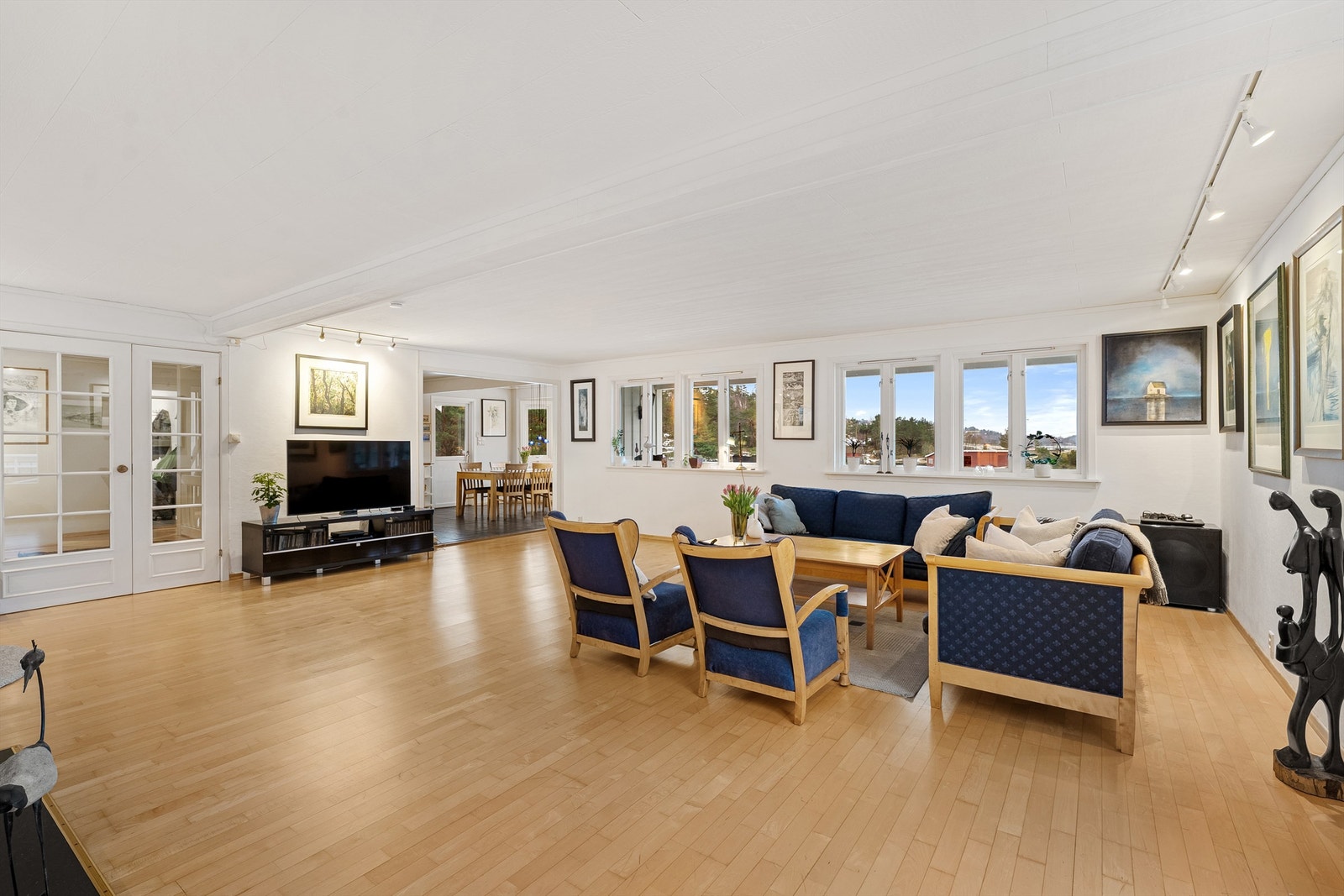 Godt med vindu og veggflater Galleribilde