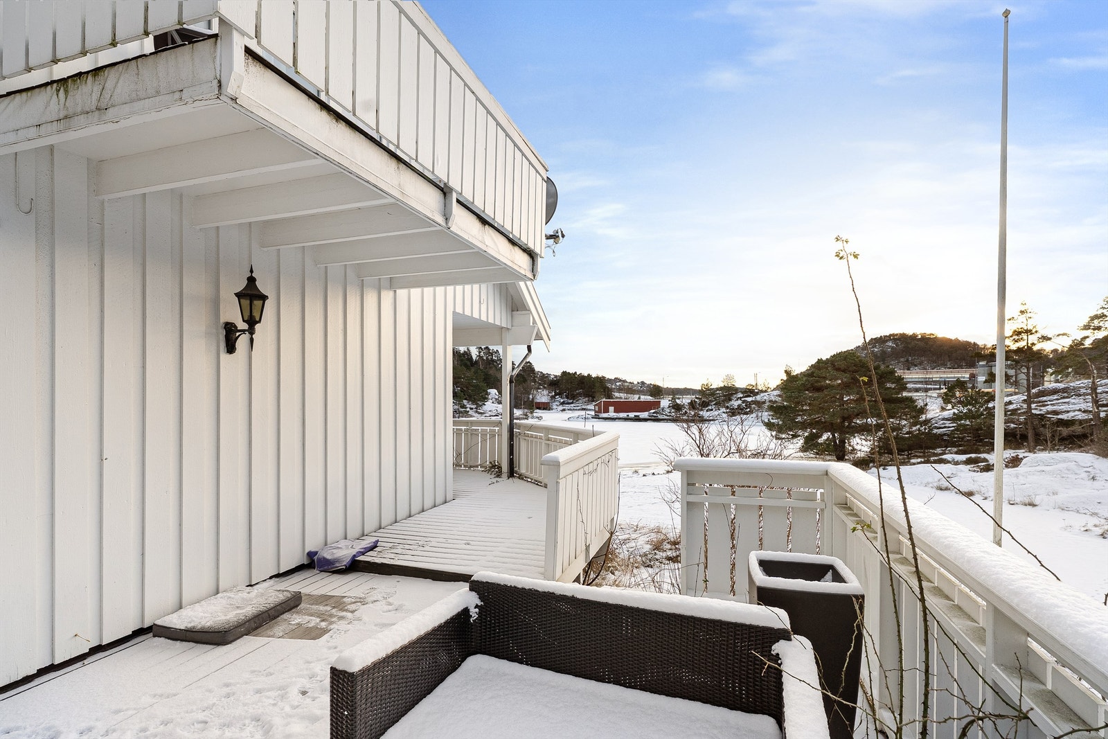 Romslige utearealer med god plass til flere sittegrupper. Galleribilde