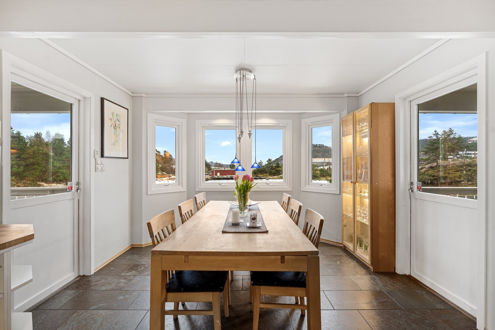 Praktisk utforming med naturlig plass til spisebord, gode lysforhold og fin utsikt. Galleribilde