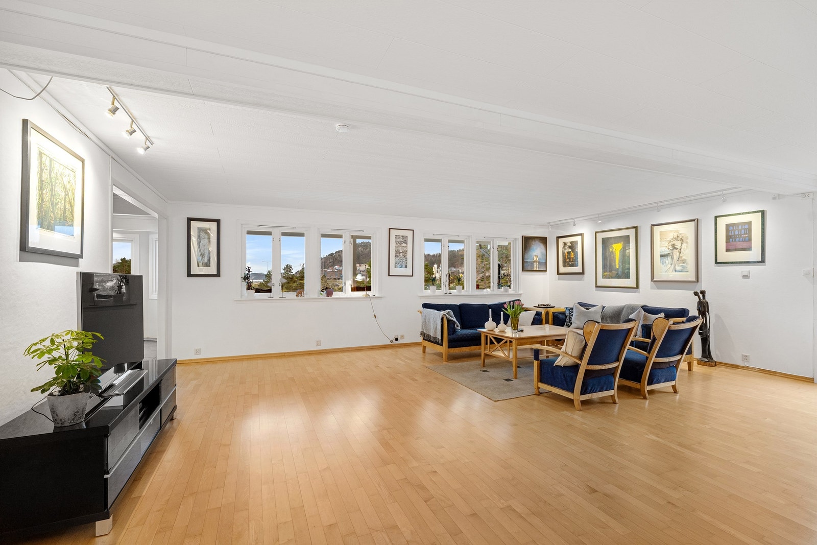 Stor og lys stue med god plass til både sofagruppe og spiseavdeling. Galleribilde