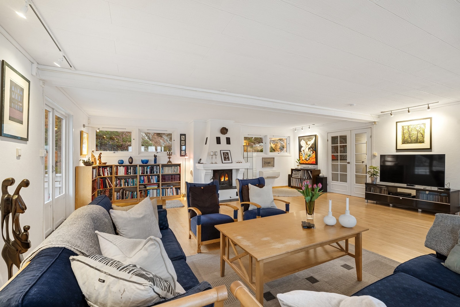 Stuen fremstår lett møblerbart med flere naturlige soner. Galleribilde