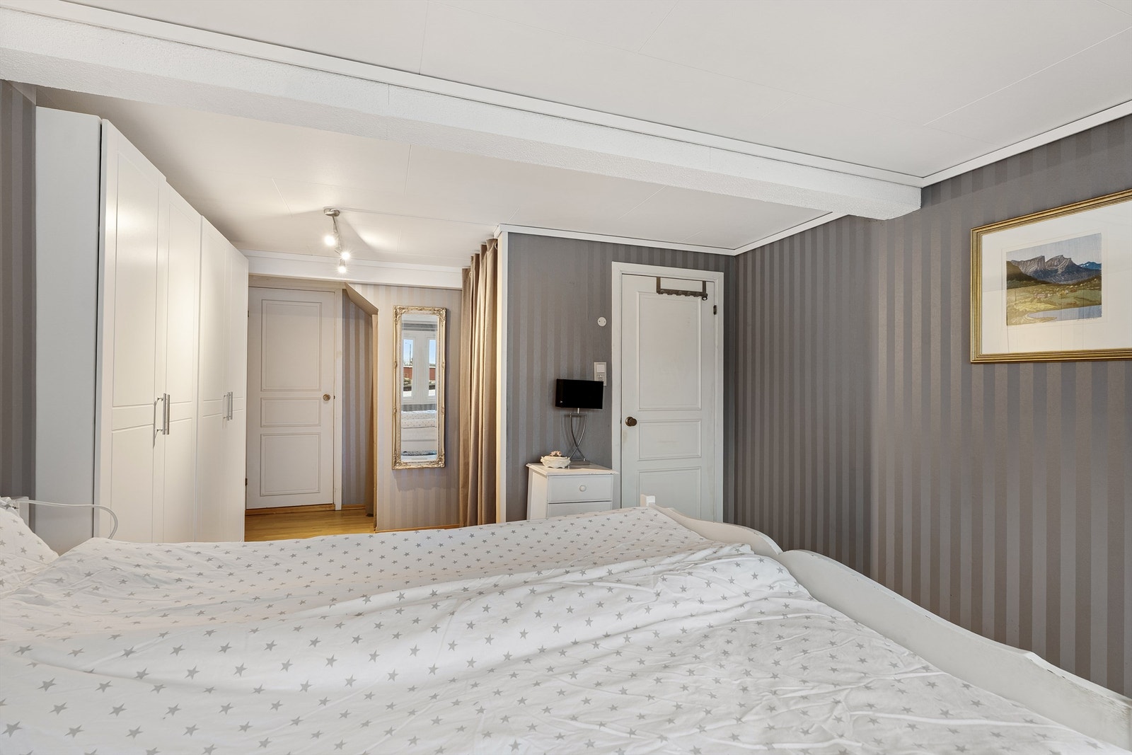 Inngang til vaskerom fra soverommet Galleribilde