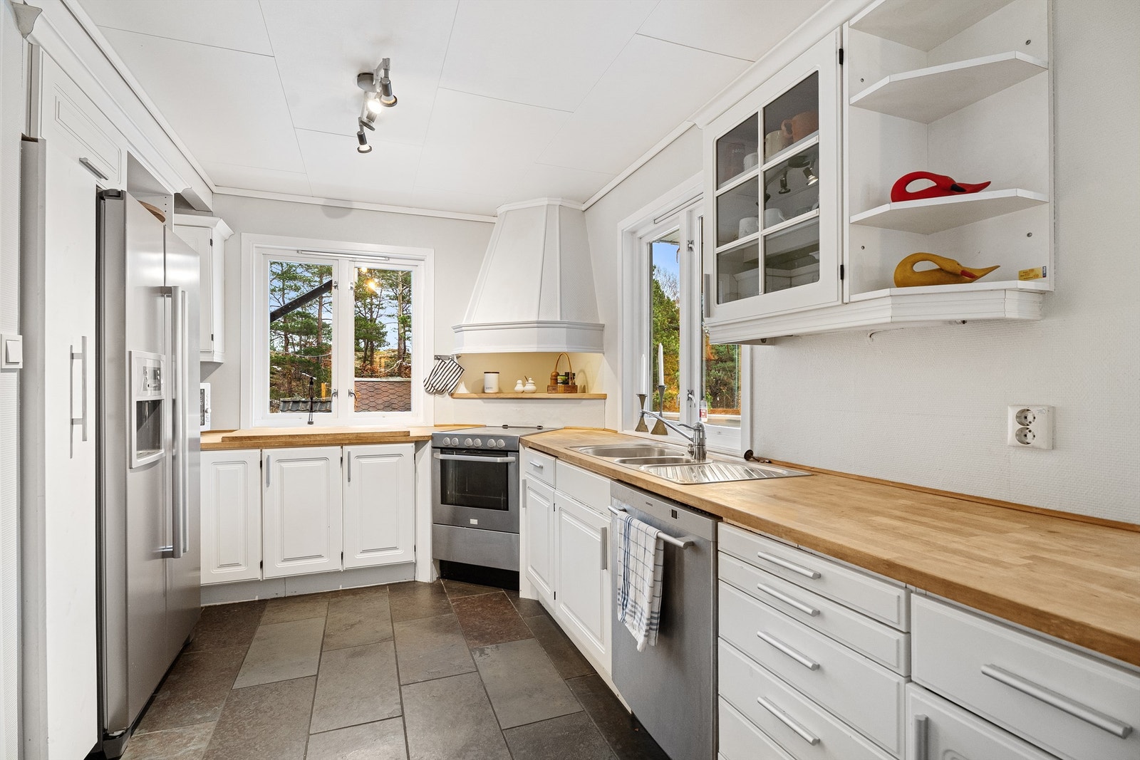 Kjøkken med rikelig skap- og benkeplass, godt tilpasset daglig bruk. Galleribilde