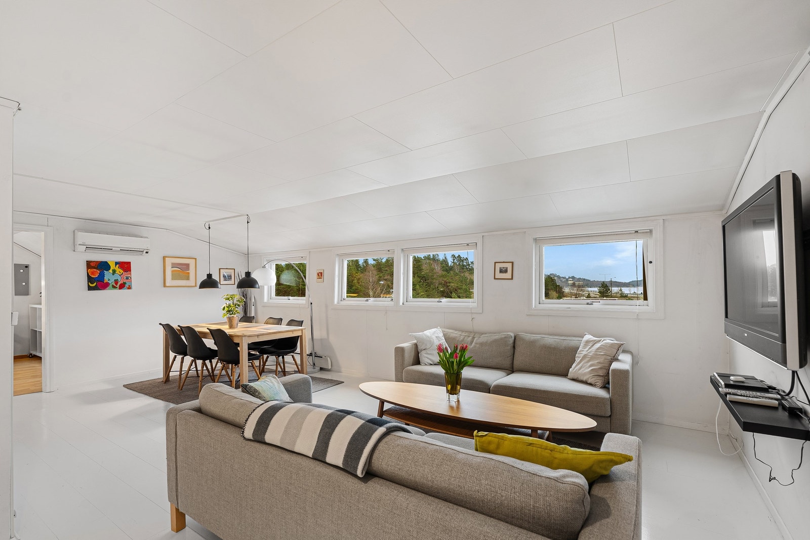 Godt med vinduer som slipper inn naturlig lys. Galleribilde